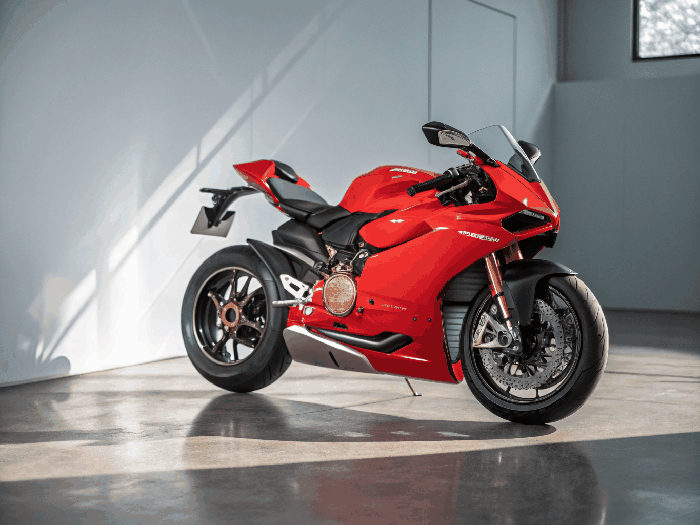 Motocicleta Ducati roja en exposición